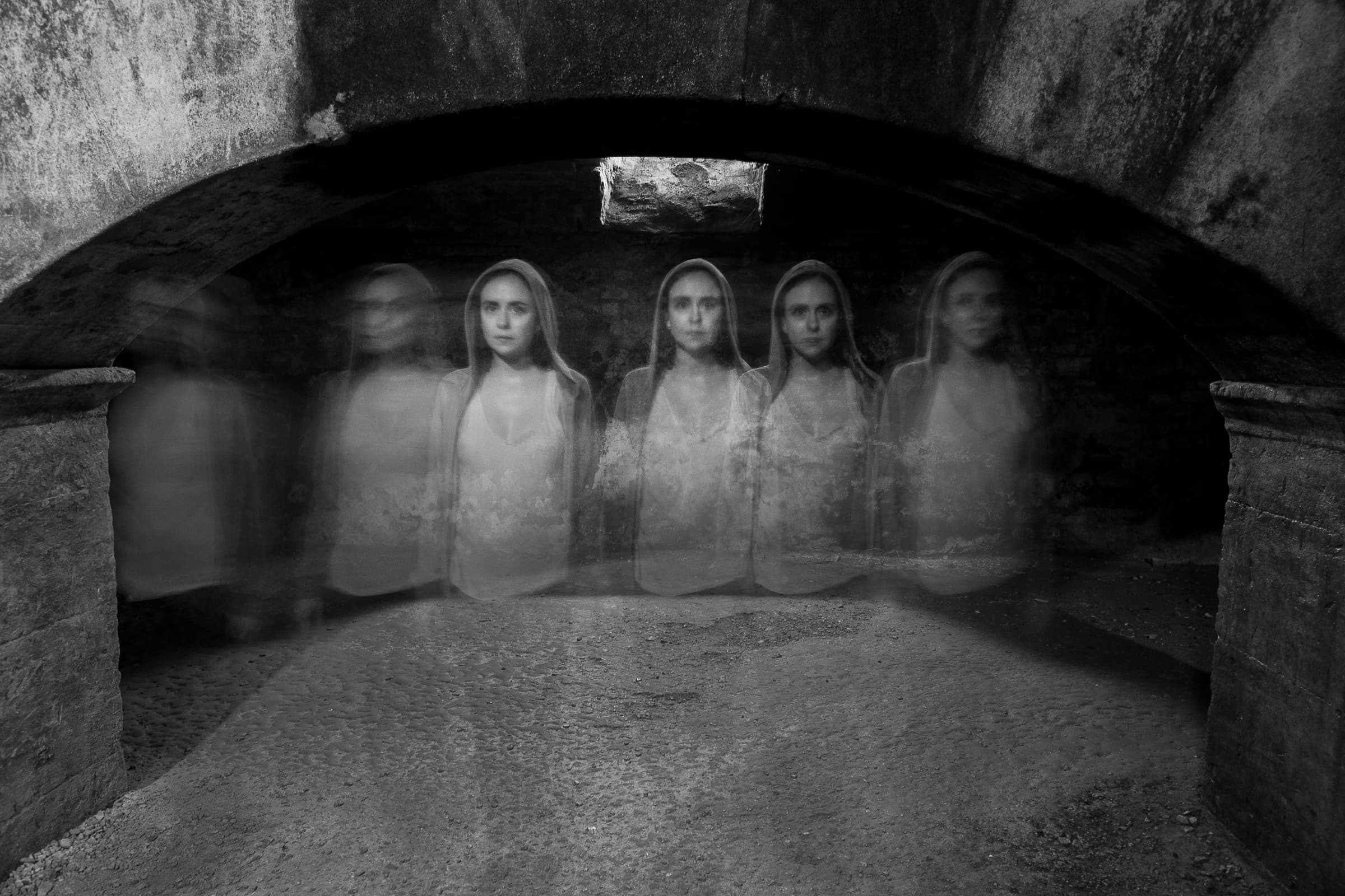 Groupe sous les arches