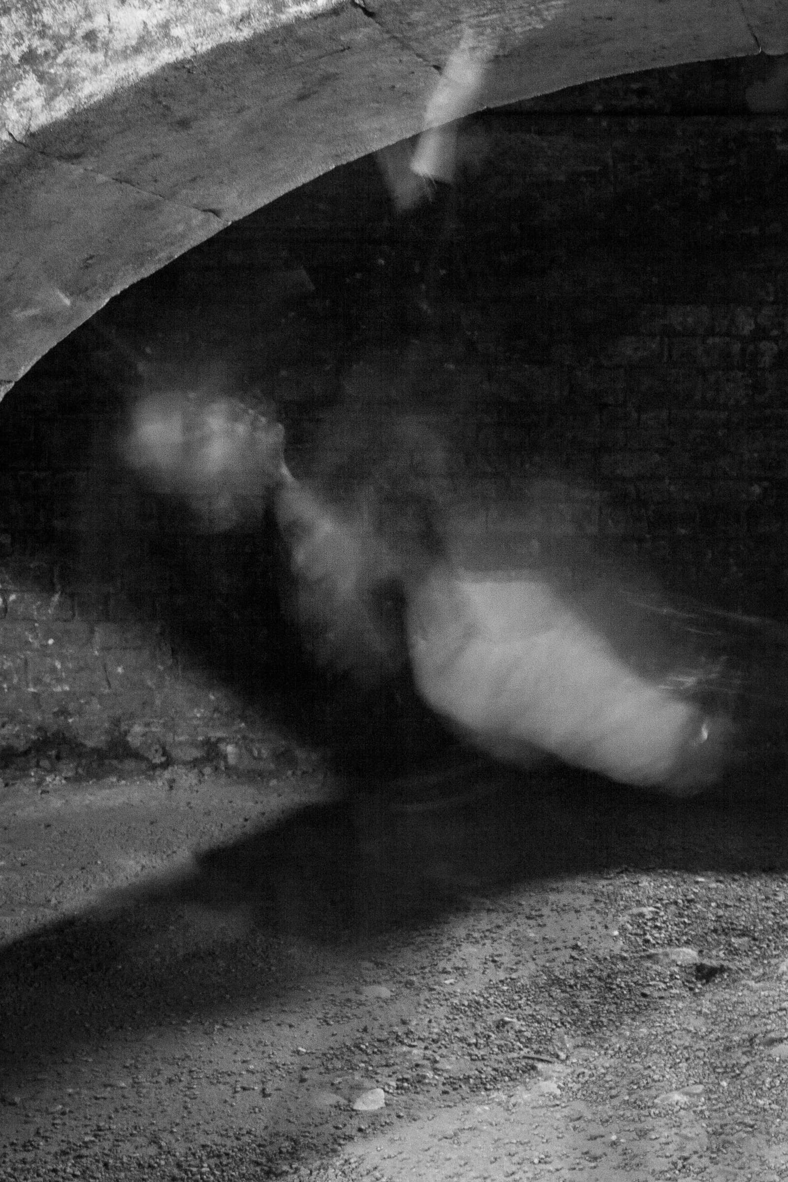 Figure debout près du pilier
