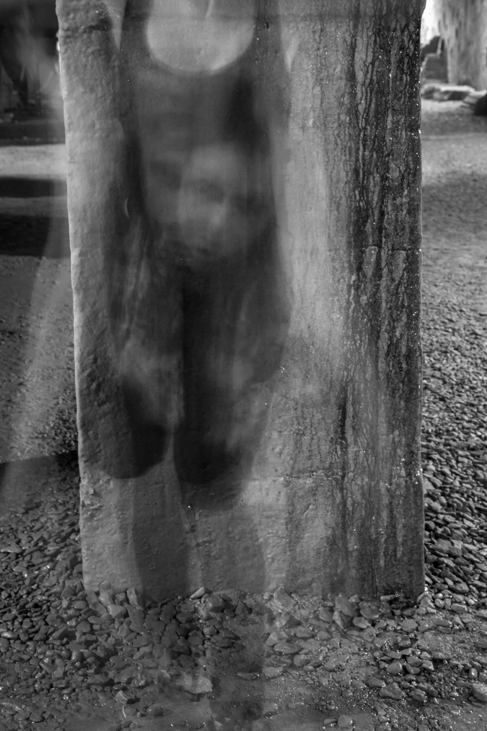 Figure allongée sur le sol