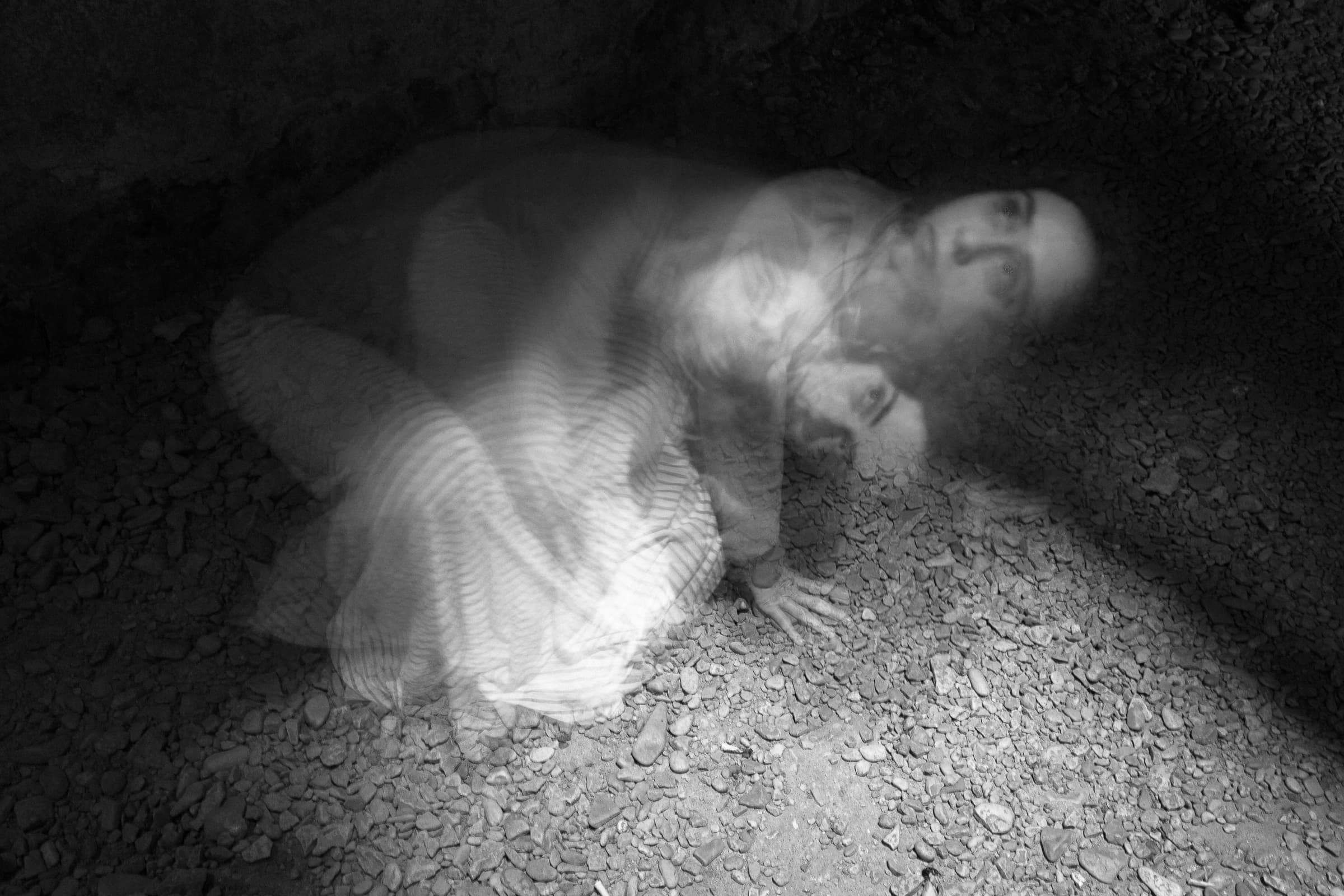 Figure accroupie sous l'arche