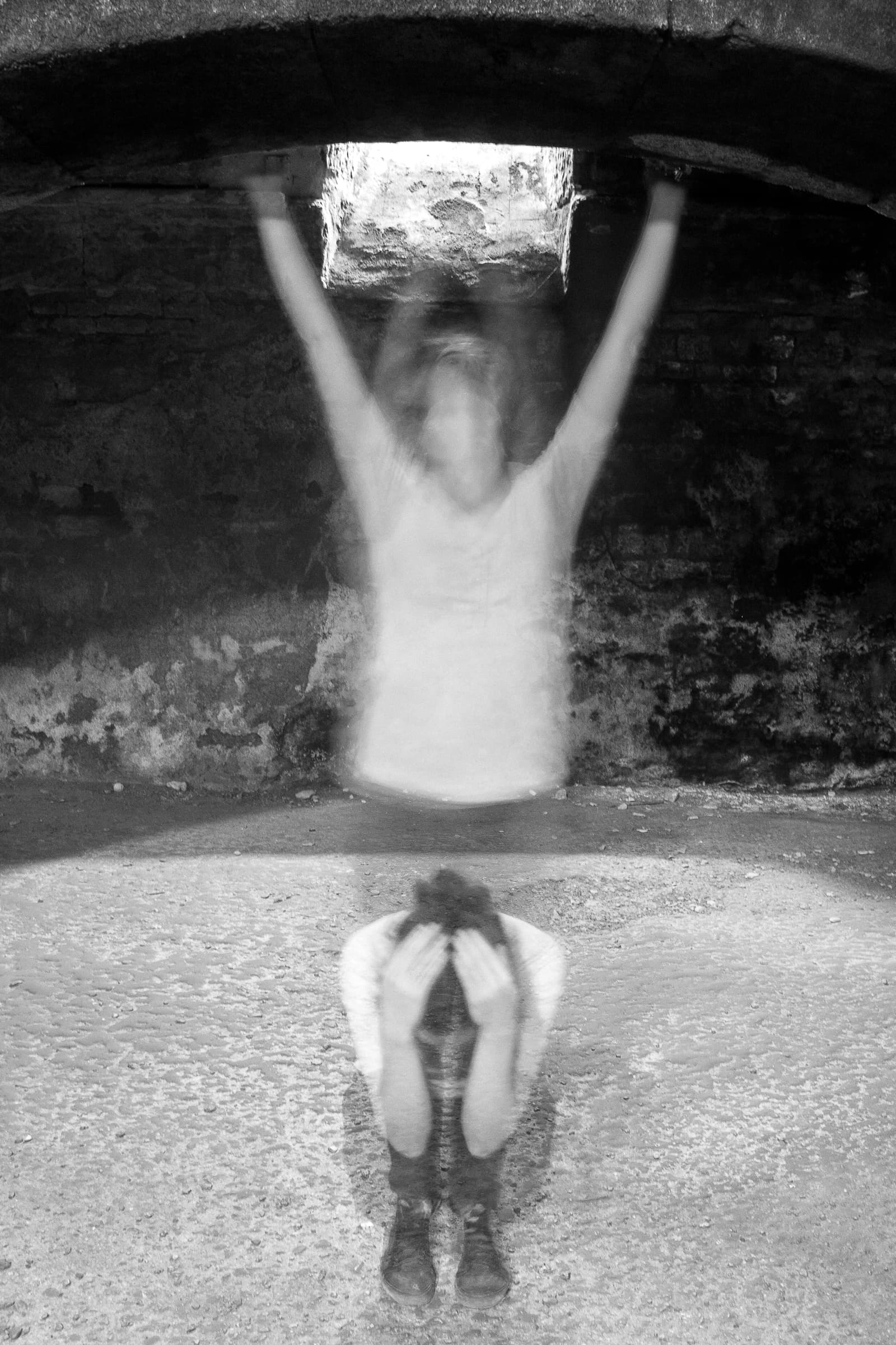 Figure bras levés