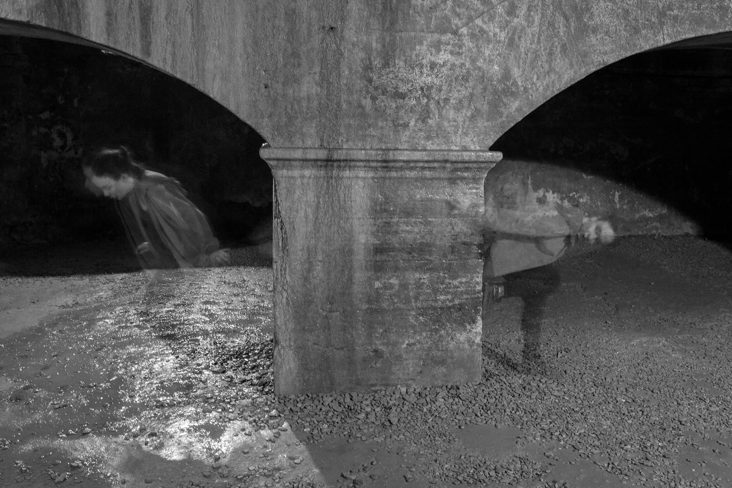 Figure près des colonnes