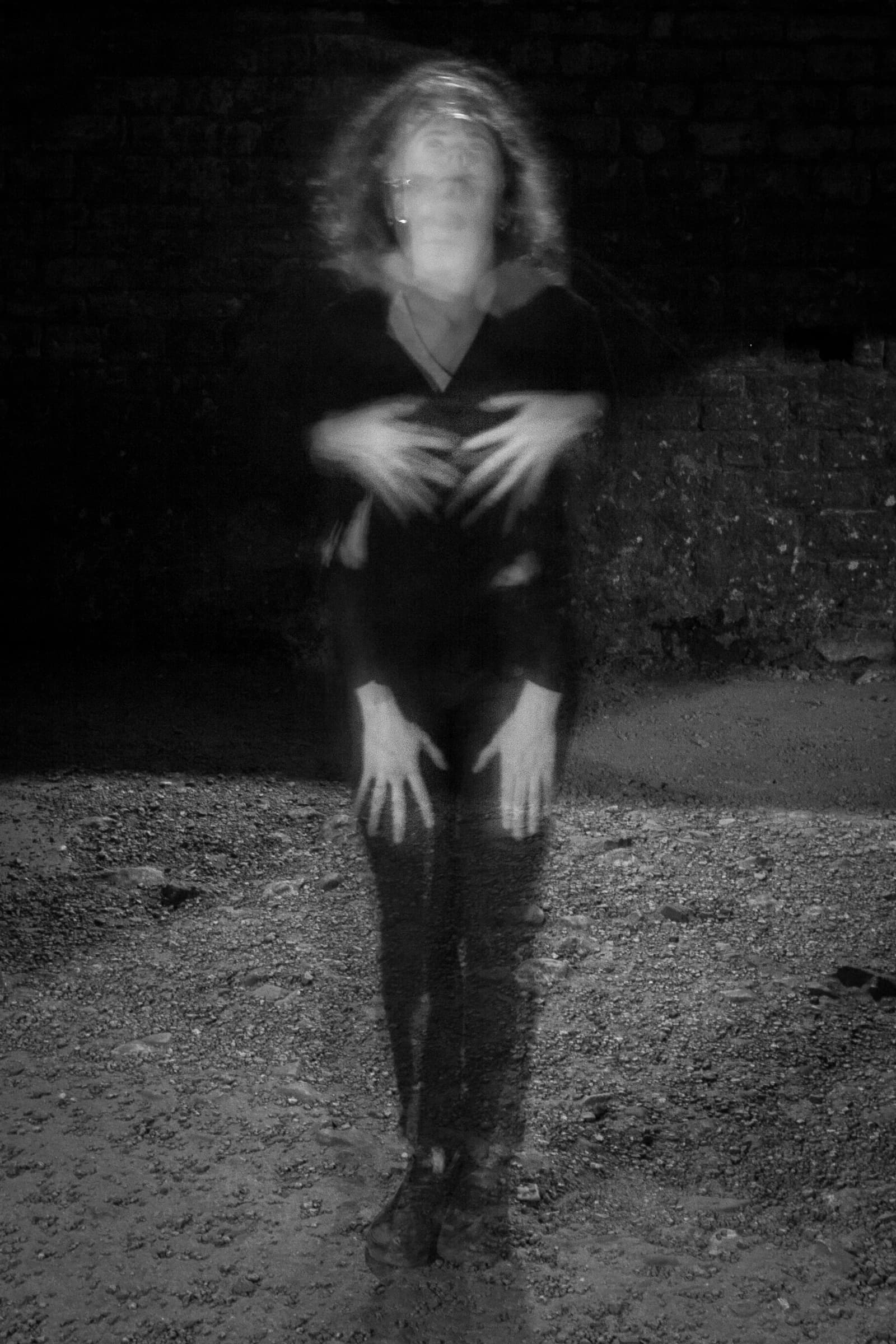 Figure dans le noir
