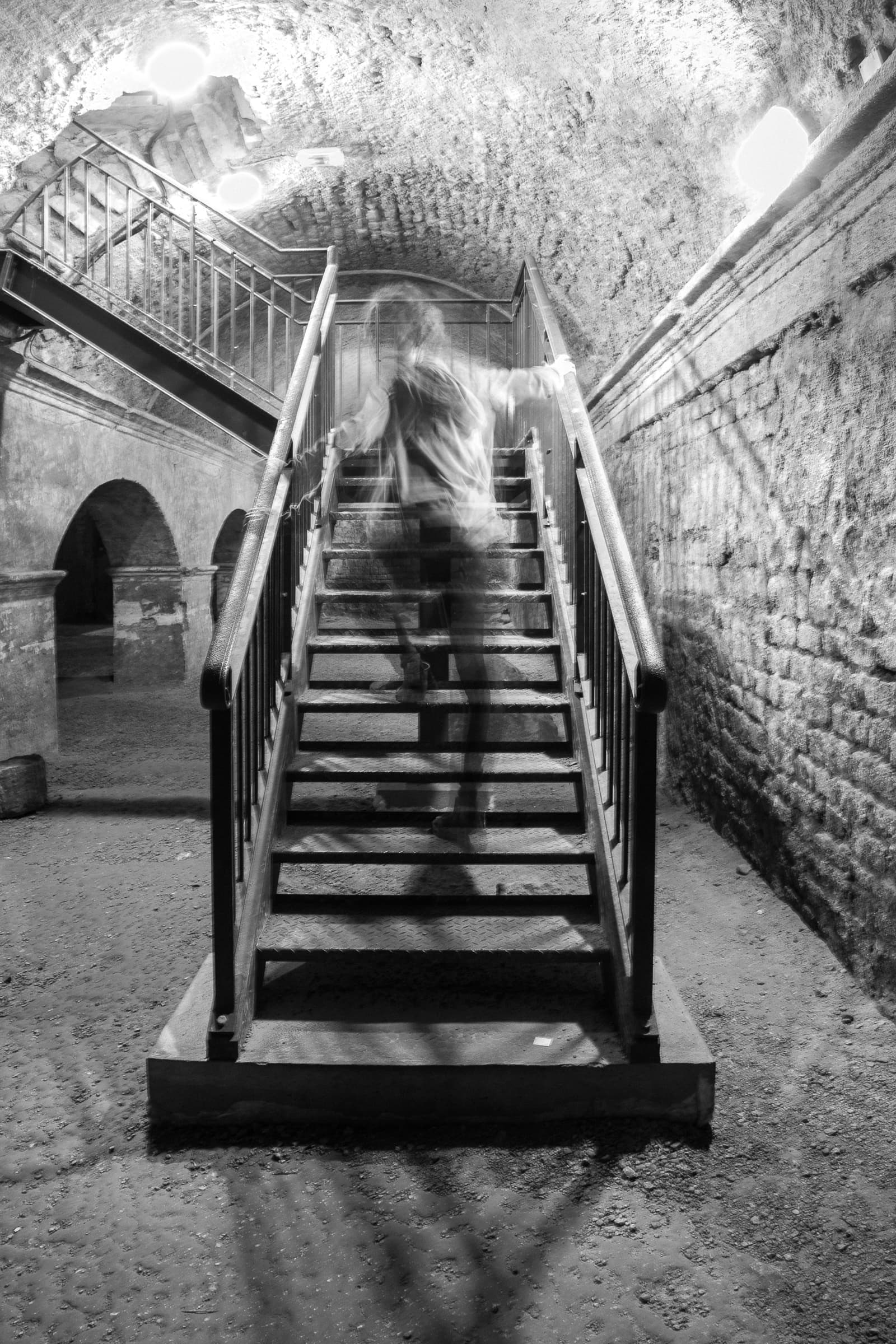 Figure montant les escaliers